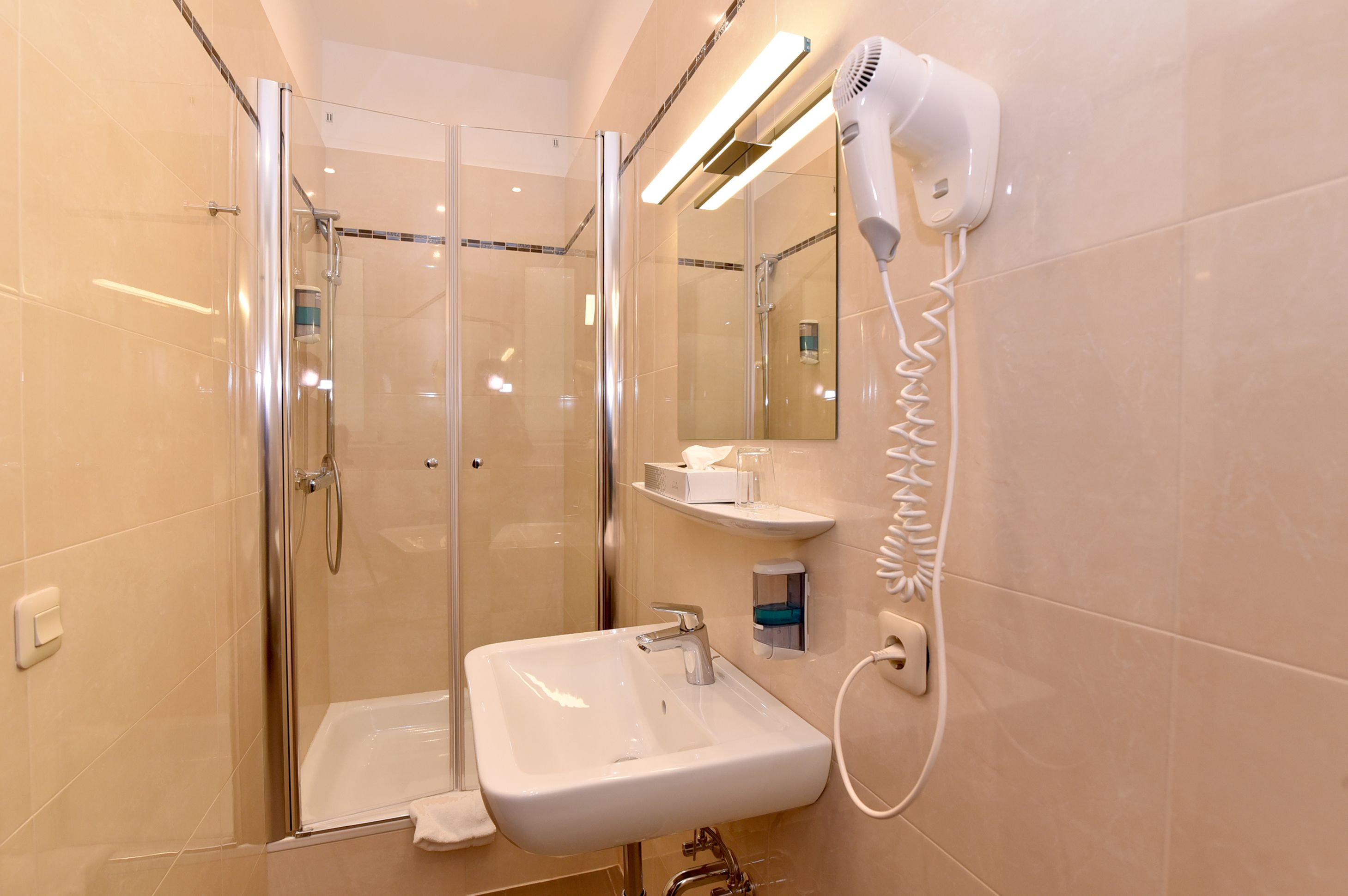 standard single room | bathroom | hair dryer, towels, soap, shampoo