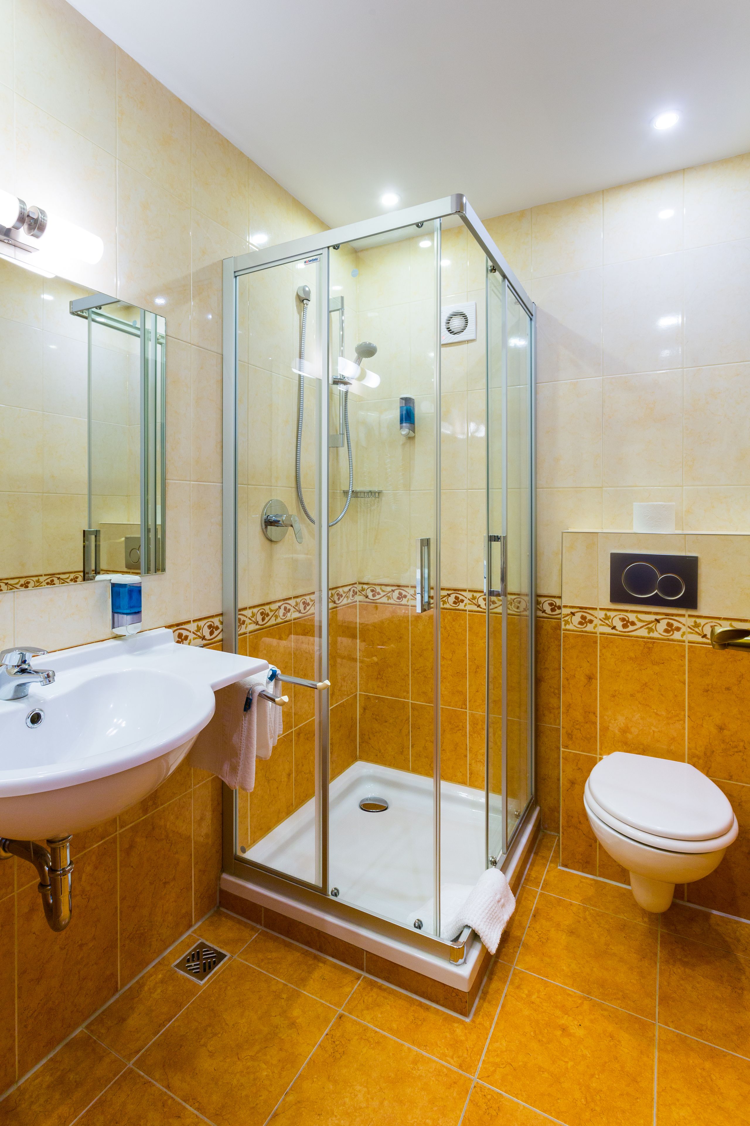 standard double room | bathroom | hair dryer, towels, soap, shampoo