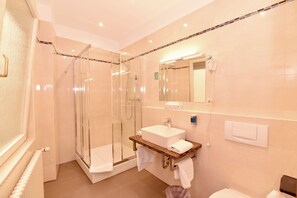 Kamar Triple | Kamar mandi | Shower, pengering rambut, handuk, dan sabun