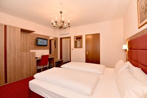 Superior Double Room with AC | In-room safe, blackout drapes, soundproofing, iron/ironing board - Hotel Römerhof (Baden-Baden)