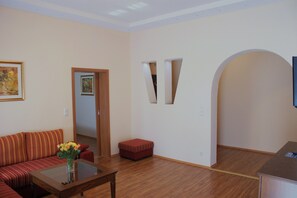 Superior Suite | Living area | 32-inch LED TV with satellite channels - Hotel Römerhof (Baden-Baden)
