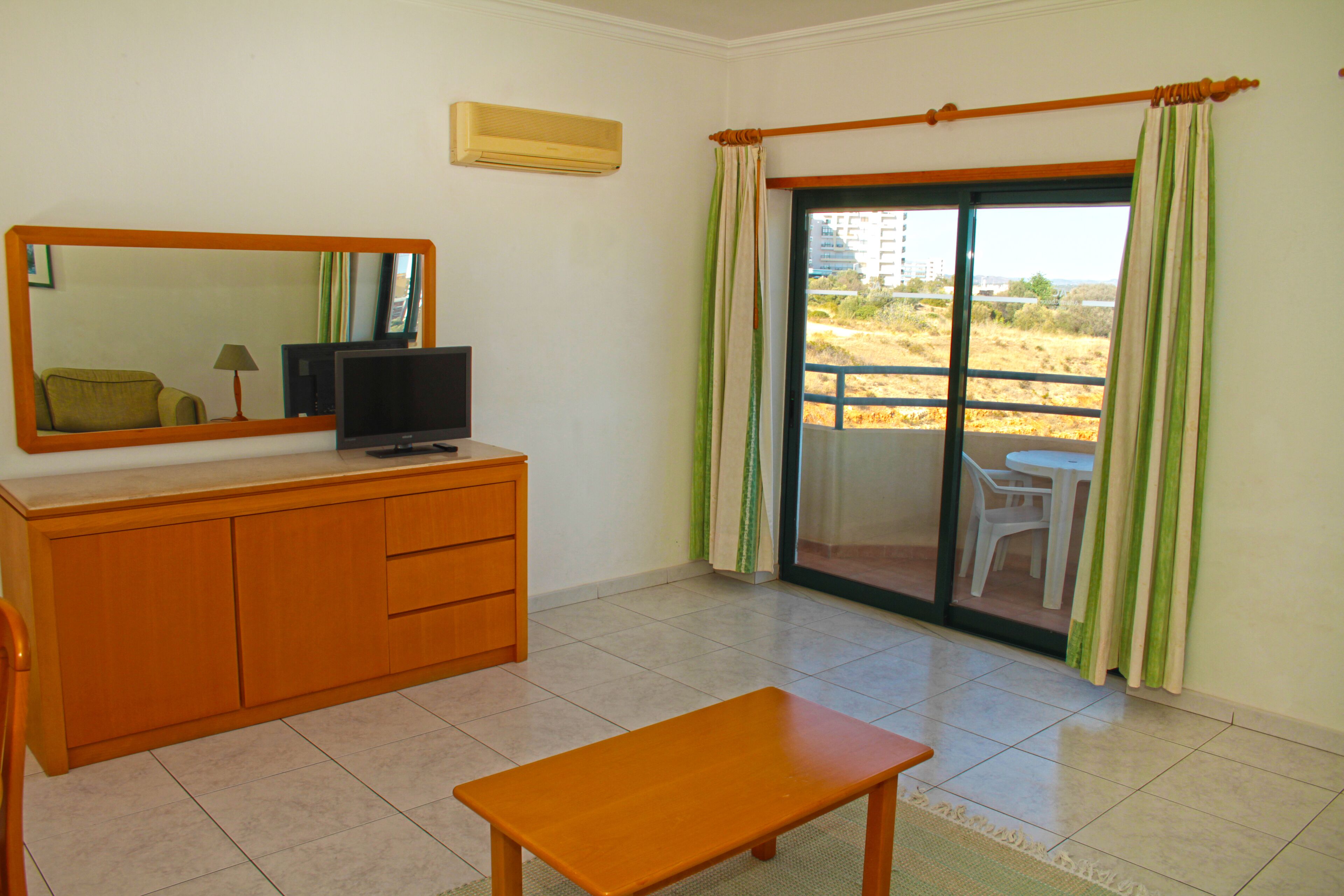 Apartment, 1 Schlafzimmer | Wohnbereich | 22-Zoll-Fernseher mit Satellitenempfang