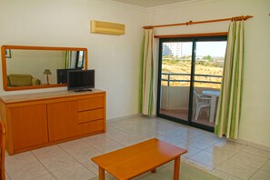 Departamento, 1 habitación | Área de sala de estar | Televisión de 22 pulgadas con canales vía satélite