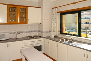 Departamento, 1 habitación | Cocina privada | Refrigerador, microondas, horno y parrilla de estufa 