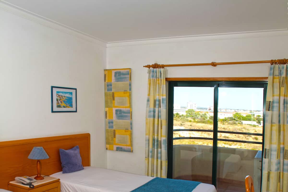 Appartamento, 2 camere da letto | 1 camera, una scrivania, tende oscuranti, insonorizzazione