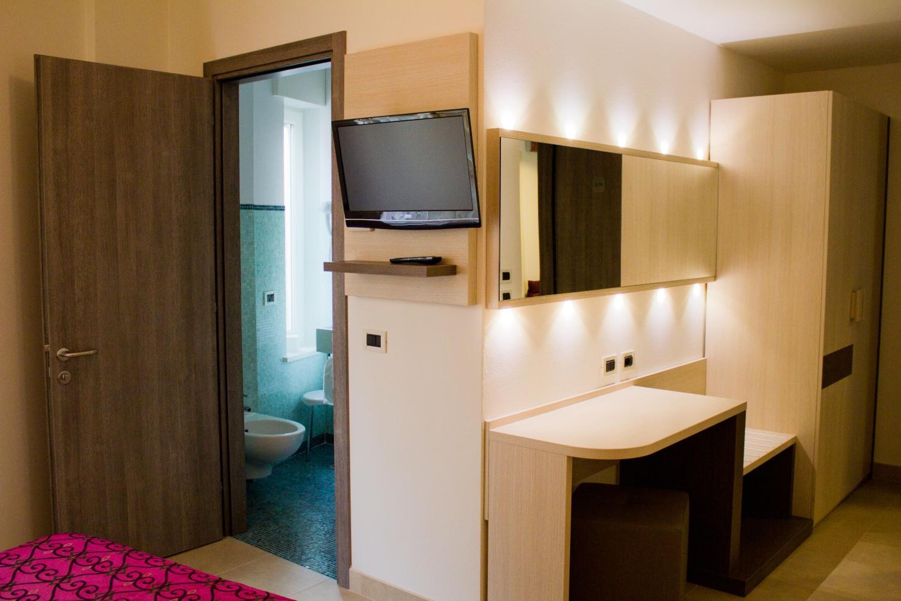 1 bedroom, desk, soundproofing, free wifi