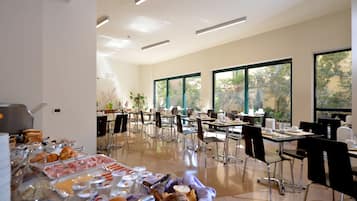 Desayuno continental diario (EUR 9 por persona)