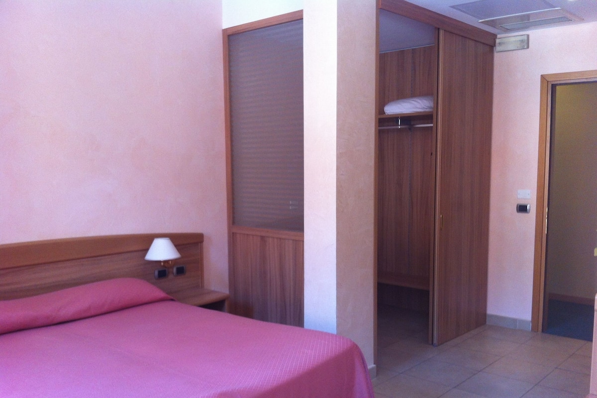 Desk, soundproofing, free WiFi, bed sheets