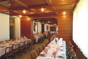 Breakfast, lunch and dinner served - Hotel Andalo (Andalo)