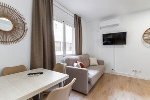 Standardlejlighed | Opholdsområde | 22-tommers fladskærms-tv med digitale kanaler, tv