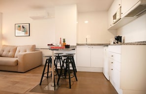 Caja fuerte, cortinas opacas, tabla de planchar con plancha