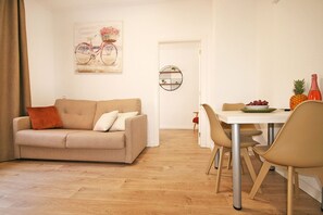 Standard Apartment 4/6 | Zona de estar | Televisión de pantalla plana de 22 pulgadas con canales digitales