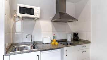 Refrigerador con freezer, microondas, placa de cocina
