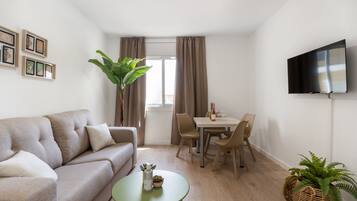 Caja fuerte, cortinas opacas, tabla de planchar con plancha