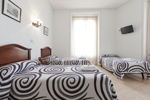 Habitación triple estándar, baño privado | Escritorio, cortinas blackout y tabla de planchar con plancha 