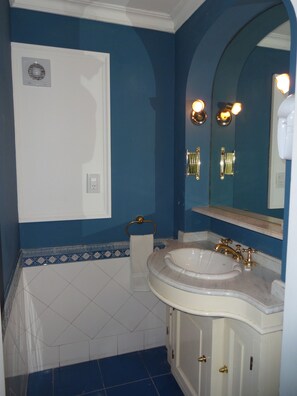 Standard Room | Bathroom sink