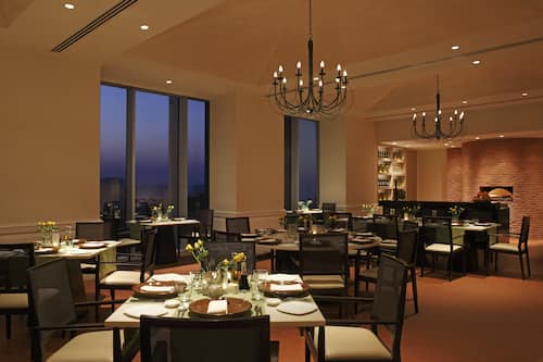 3 restaurants; breakfast, lunch, dinner, and brunch served