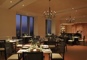 3 restaurantes; se sirven desayunos, almuerzos y cocina mediterránea