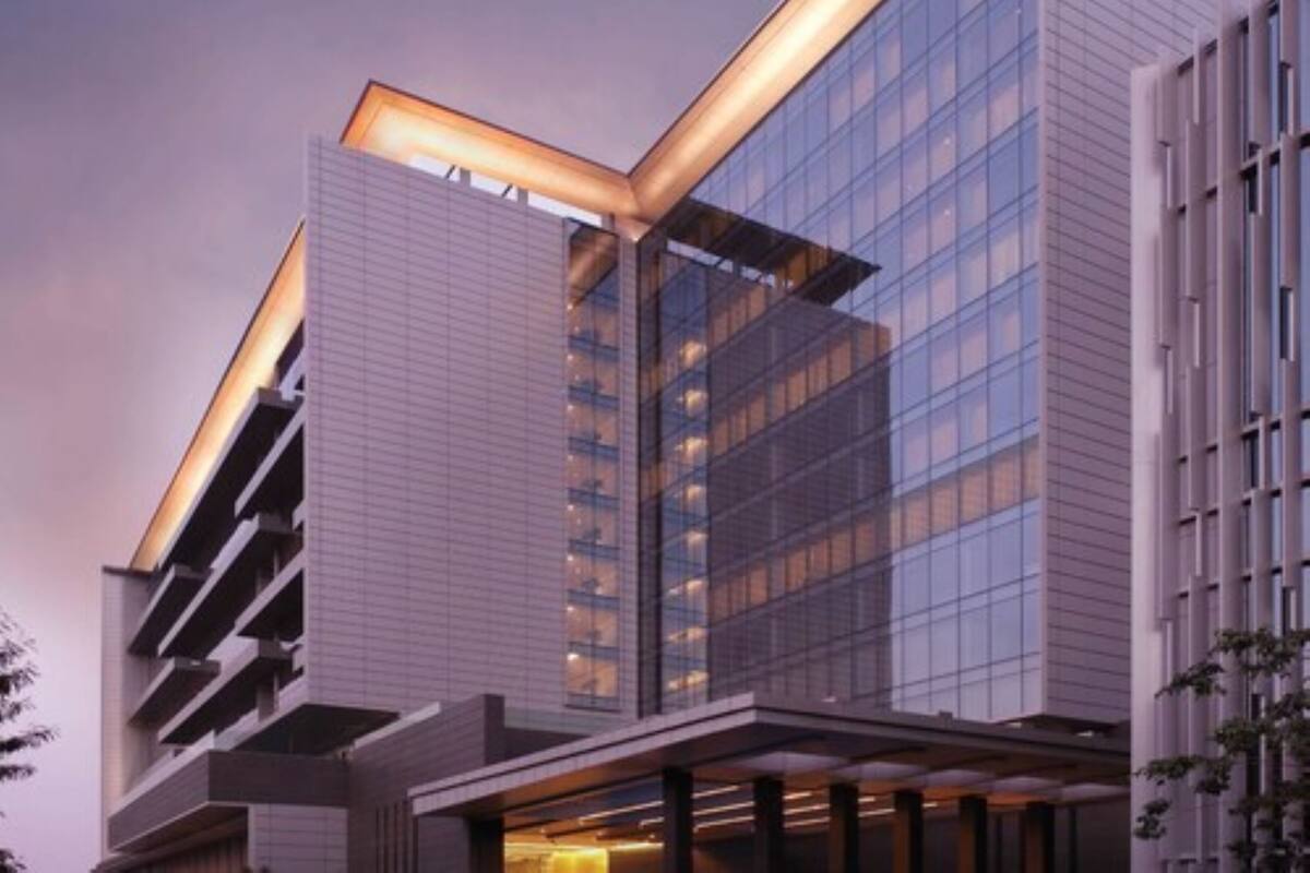 Un bâtiment moderne doté d’une façade en verre remarquable et d’un design angulaire original.
