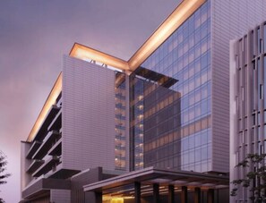 Premium bedding, pillowtop beds, minibar, in-room safe