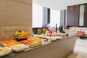 Daily buffet breakfast (INR 1646 per person)
