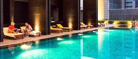 Piscina all'aperto, lettini