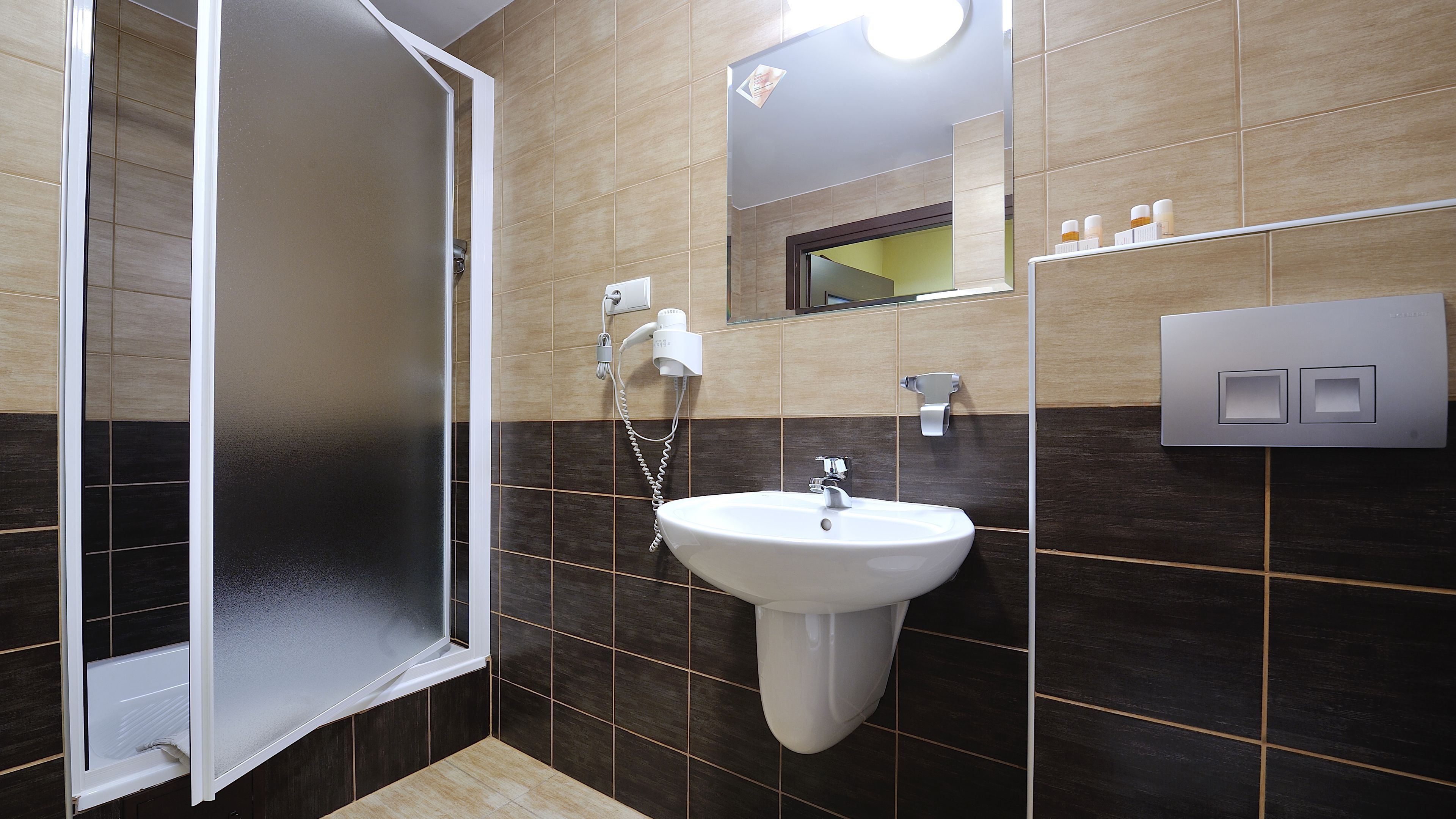 Chuveiro, produtos de toalete grátis, secador de cabelo 