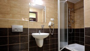 Dusche, kostenlose Toilettenartikel, Haartrockner, Handtücher