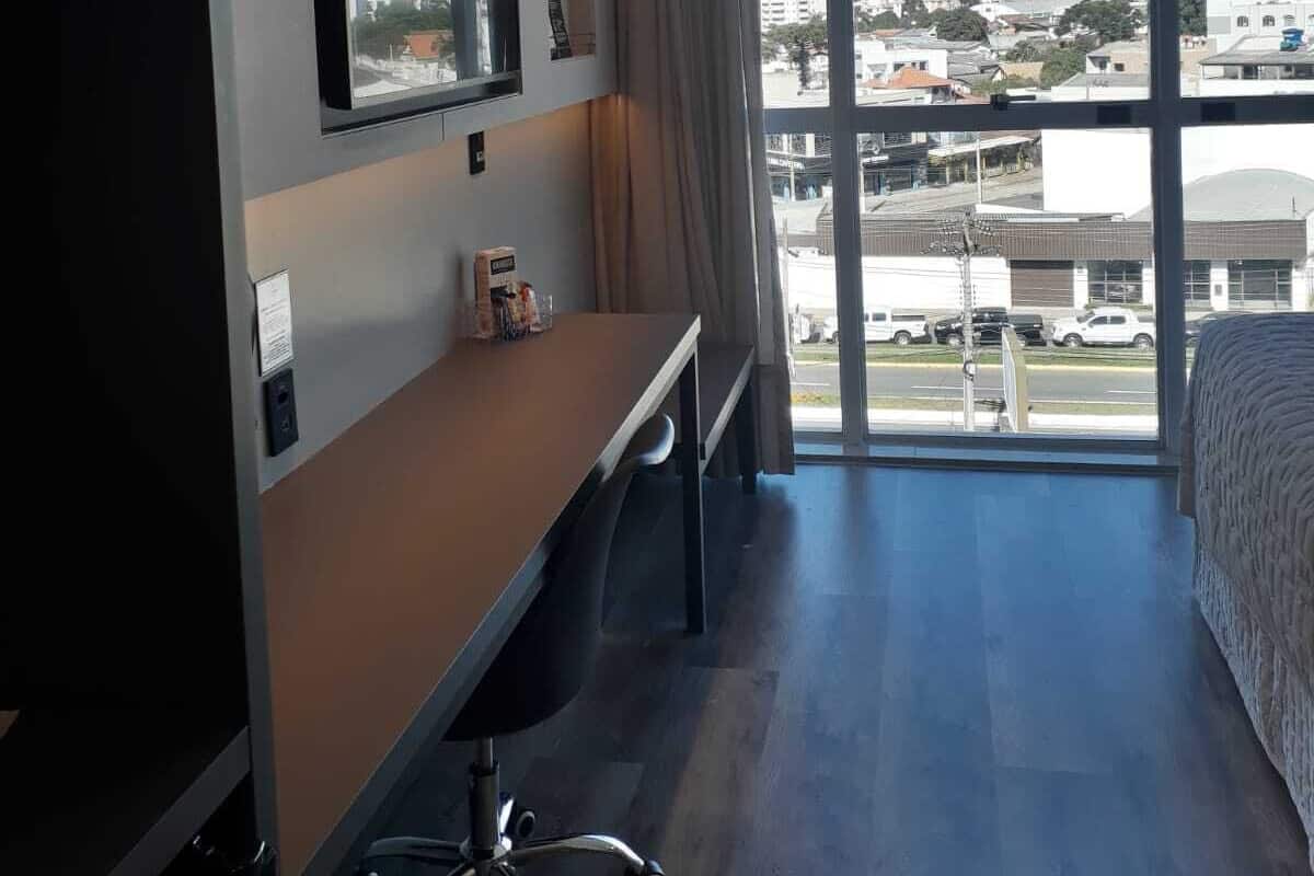 Quarto luxo, 1 cama de casal | Frigobar, cofres nos quartos, cortinas blackout, Wi-Fi de cortesia