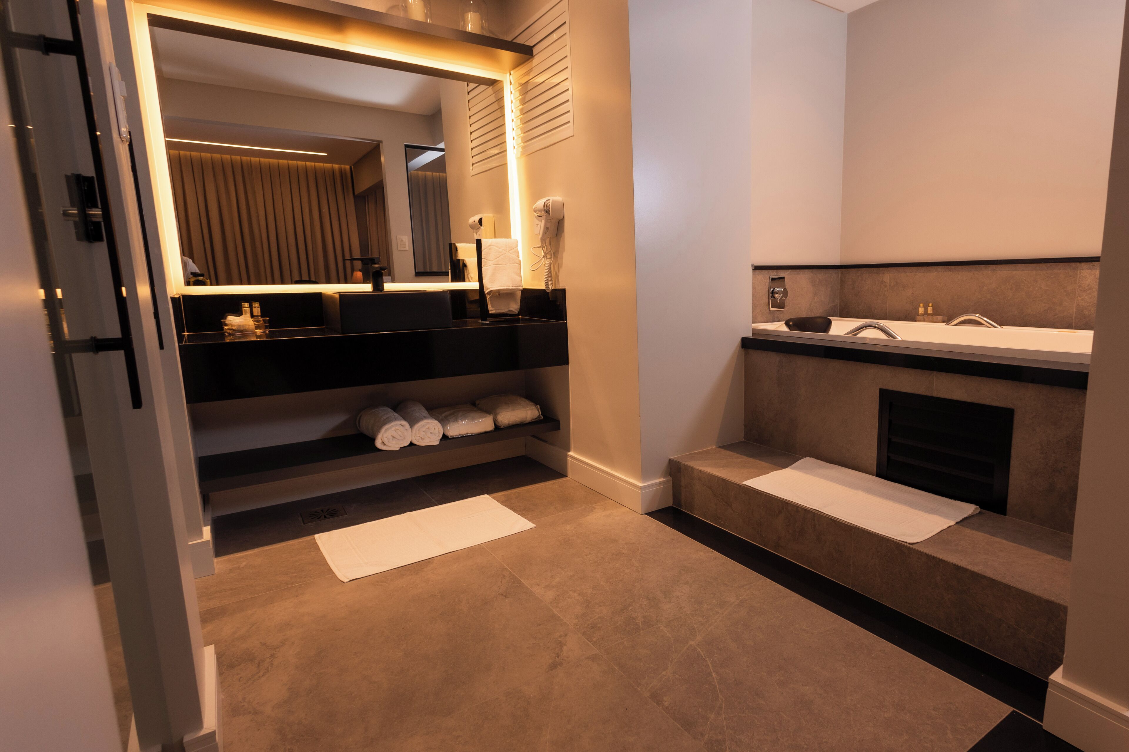 presidential double room | bathroom | free toiletries, towels