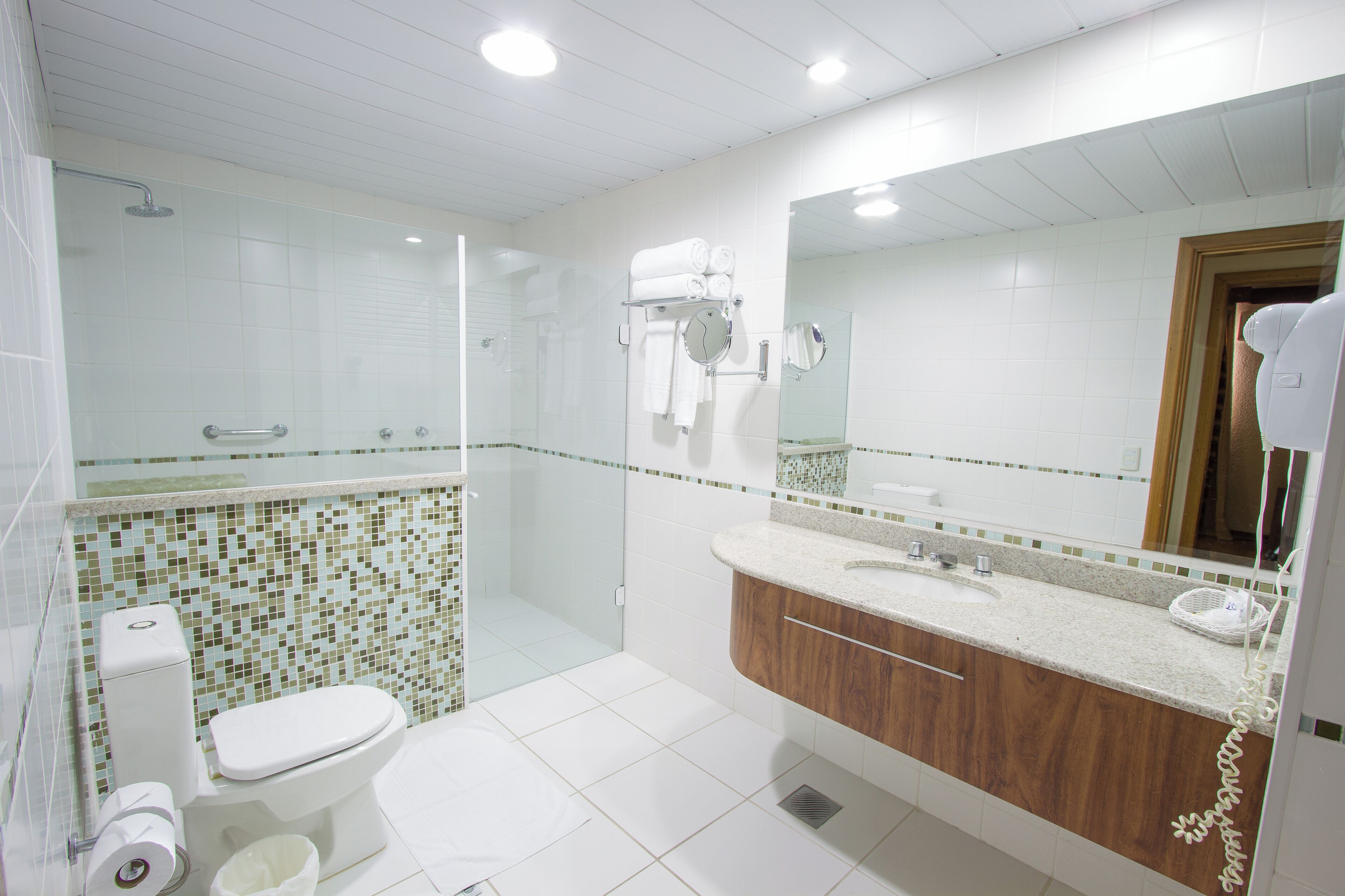 free toiletries, towels