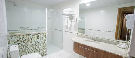 Un baño con inodoro, ducha y lavamanos.