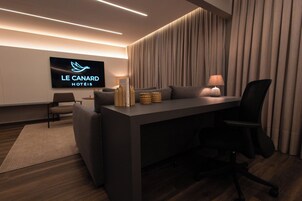 Presidential Double Room | Living area | LED TV