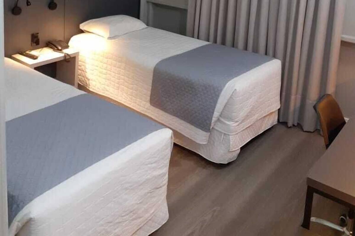 行政双床房 | 迷你吧、客房内保险箱、遮光窗帘、免费 WiFi