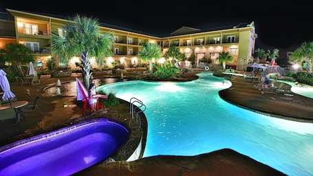 Una piscina al aire libre de temporada, sombrillas