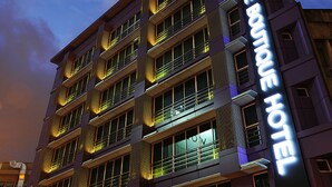 Un hôtel à plusieurs étages, reconnaissable à son enseigne bien visible indiquant « LEAP Boutique Hotel ».