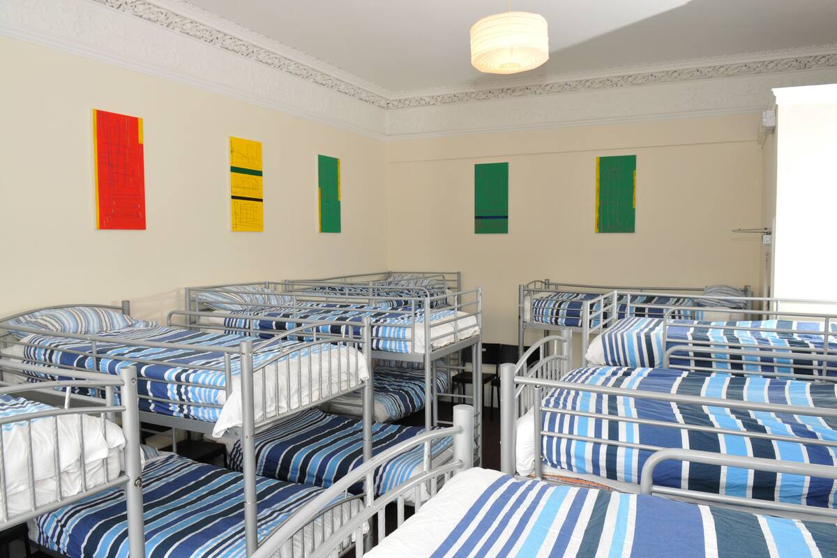 Dormitorio compartido | Caja fuerte, cortinas opacas, tabla de planchar con plancha