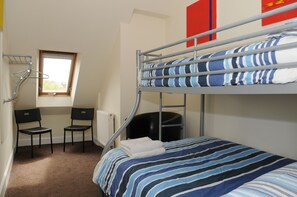 غرفة (Private Triple with shared bathroom) | خزنة داخل الغرفة وستائر تعتيم ومكواة/لوح كي وواي فاي مجانًا