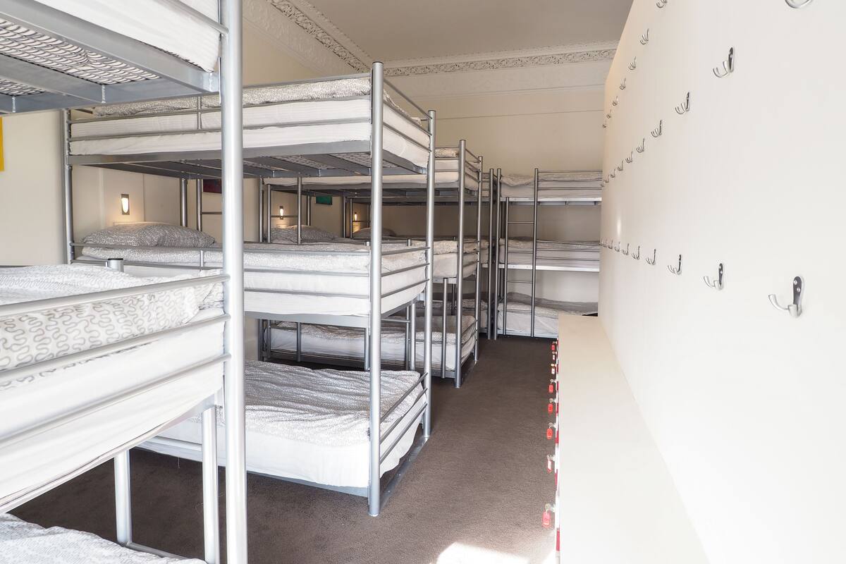 Caja fuerte, cortinas opacas, tabla de planchar con plancha