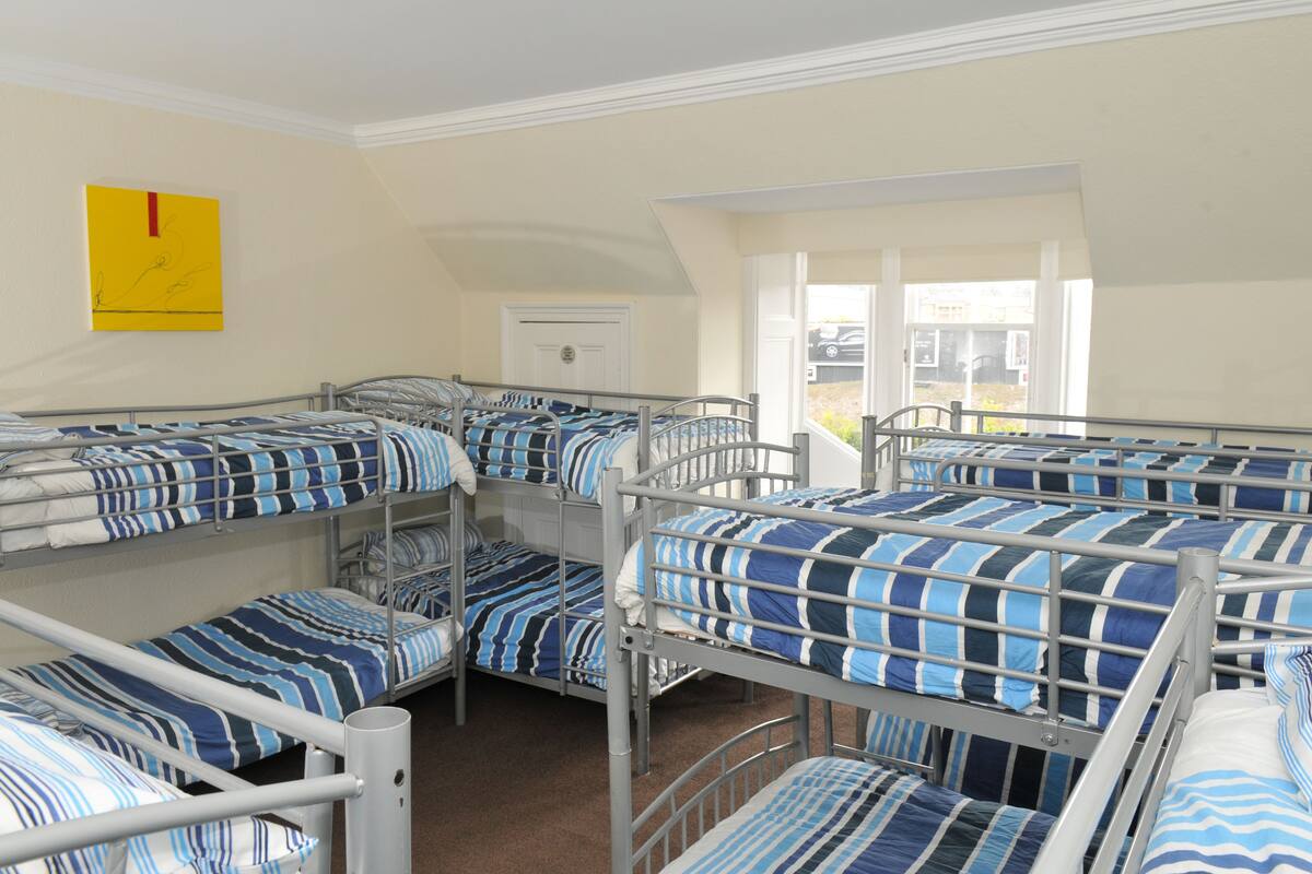 1 cama en dormitorio mixto de 14 camas | Caja fuerte, cortinas opacas, tabla de planchar con plancha