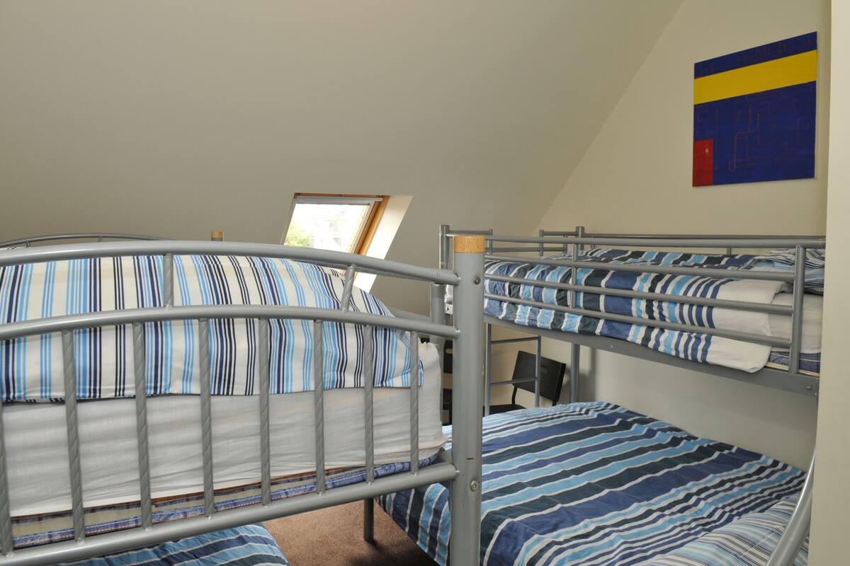 Habitación (Private Room 5 Beds, shared bathroom) | Caja fuerte, cortinas opacas, tabla de planchar con plancha