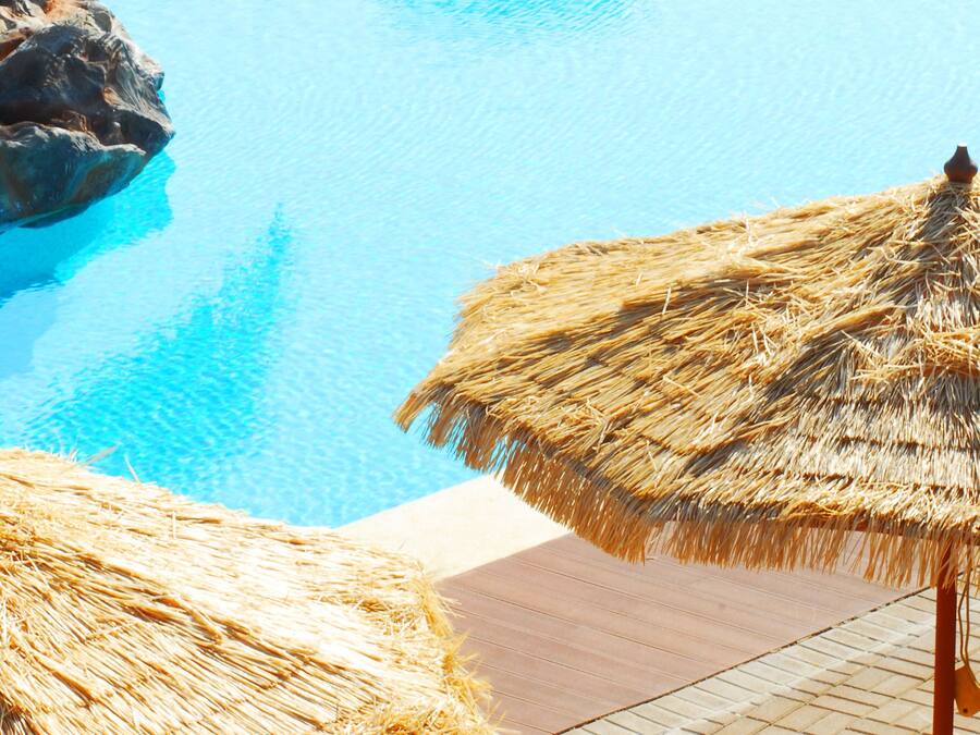 Una piscina techada, 2 piscinas al aire libre, sombrillas