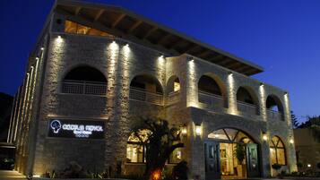 Overnatningsstedets facade – aften/nat