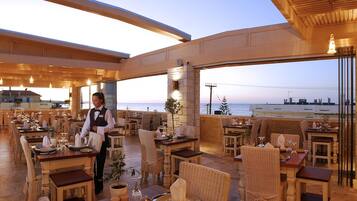 2 restaurants servant le déjeuner, spécialités Cuisine méditerranéenne