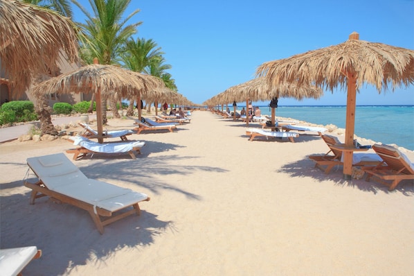 Plage privée, cabines gratuites, chaises longues, parasols