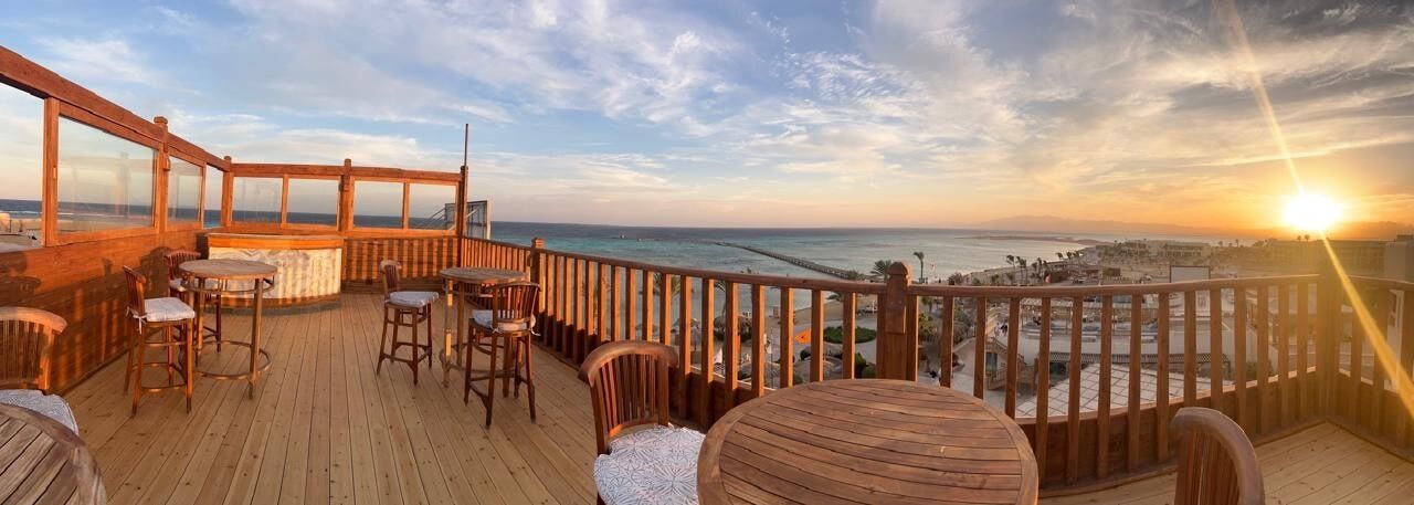 4 bars/lounges, rooftop bar, rooftop bar