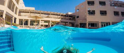 室外游泳池,池畔遮阳伞,日光浴躺椅