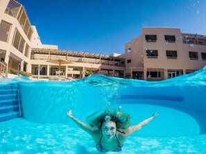 Utomhuspool, parasoller och solstolar