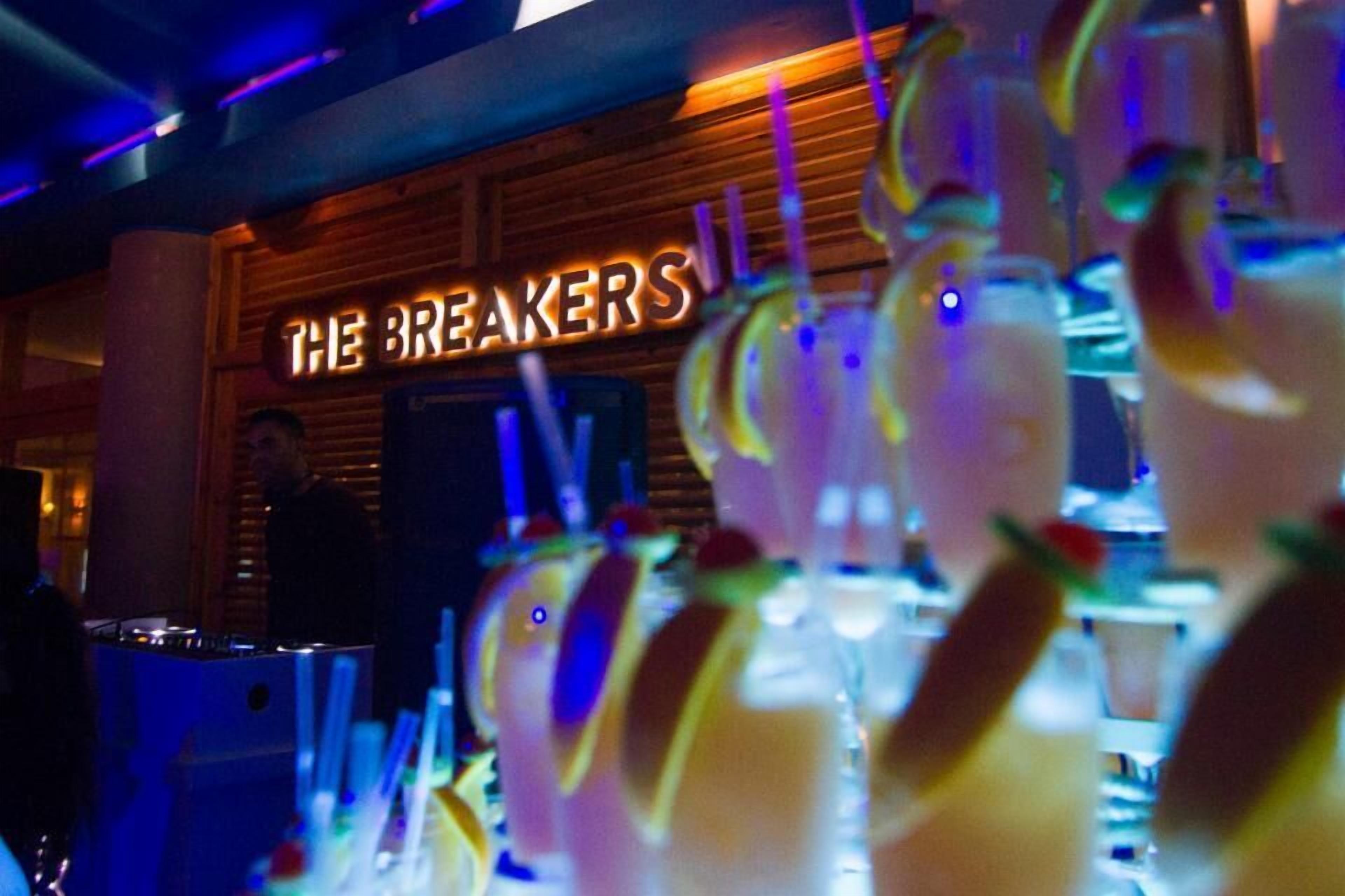 4 bars/lounges, rooftop bar, rooftop bar