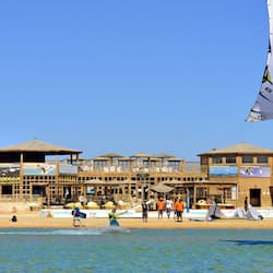 Bãi biển riêng, lều miễn phí, ghế dài tắm nắng, dù trên bãi biển